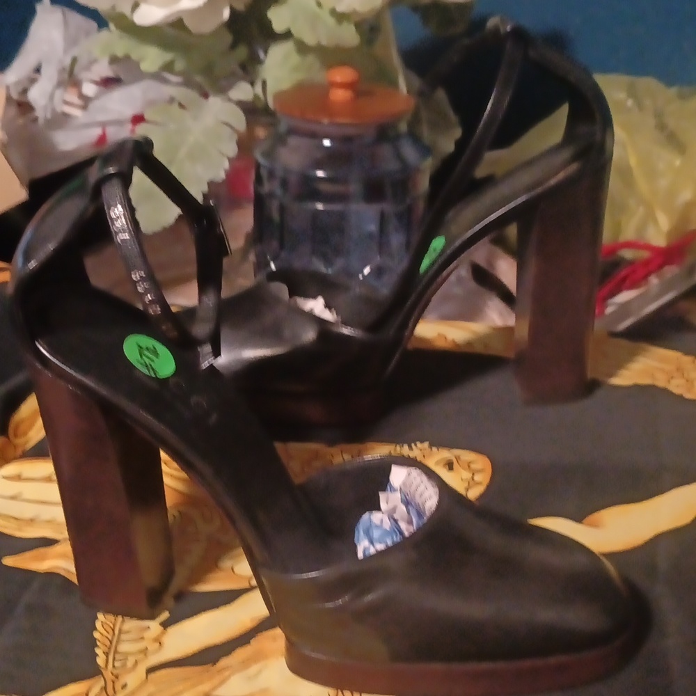 Gucci Women's Ankle Strap Platform Pump - Picture 9 of 11